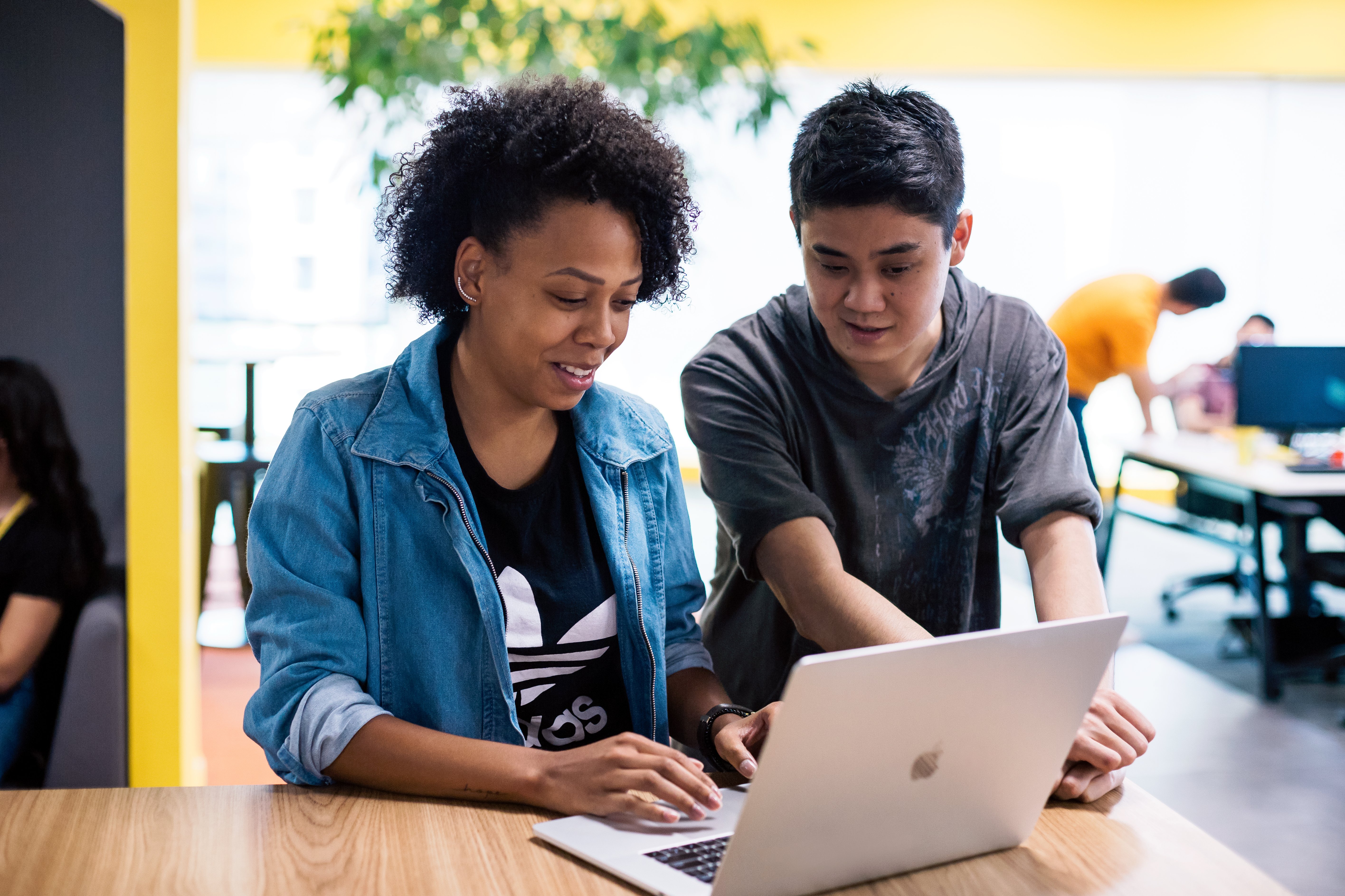 Equipo de marketing haciendo segmentación conductual con HubSpot