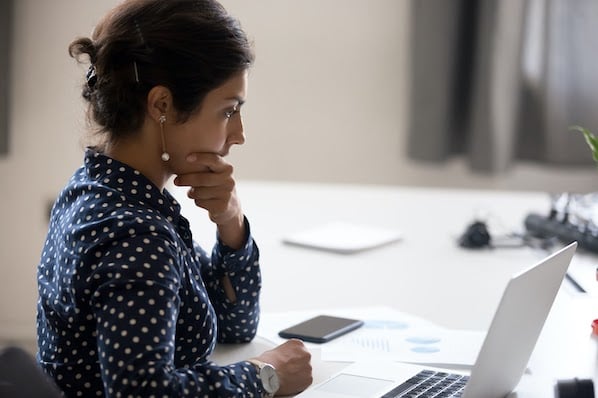 mujer navegando en internet